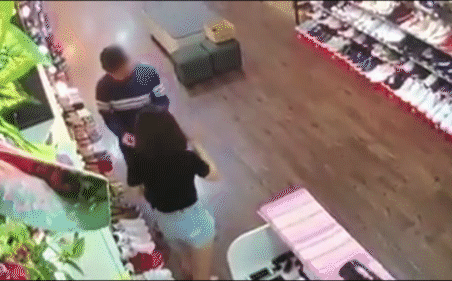 Vo mua hang bang to 500.000 de lua dao 400.000 dong