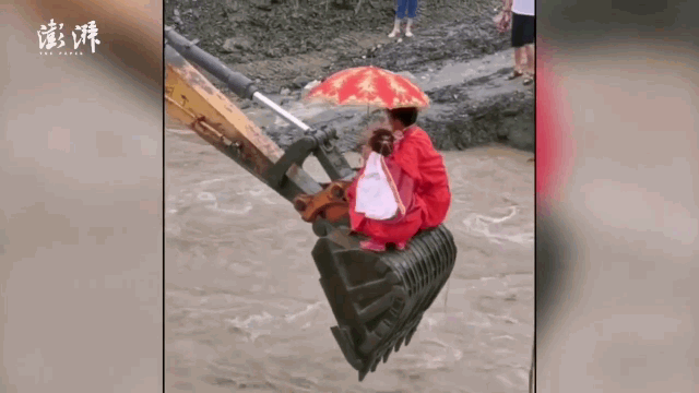 Co dau ngoi gau may xuc vuot dong nuoc lu ve nha chong