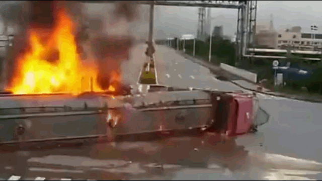 Clip: Xe cau dam xe bon boc chay ngay giao lo, tai xe voi vang dap cua thoat ra ngoai