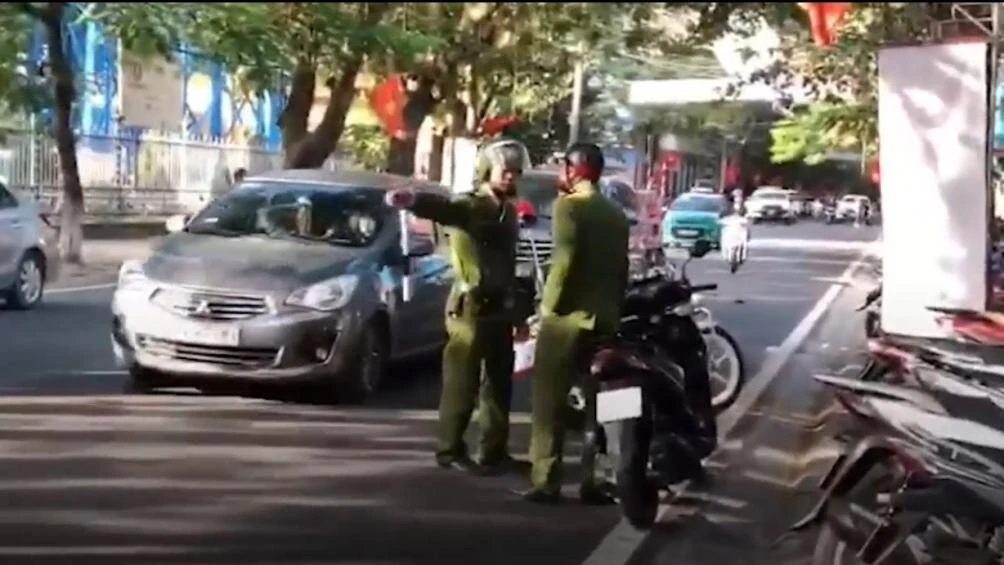 Đi ngược chiều, 1 chiến sĩ công an bị tuýt còi ở Hải Phòng
