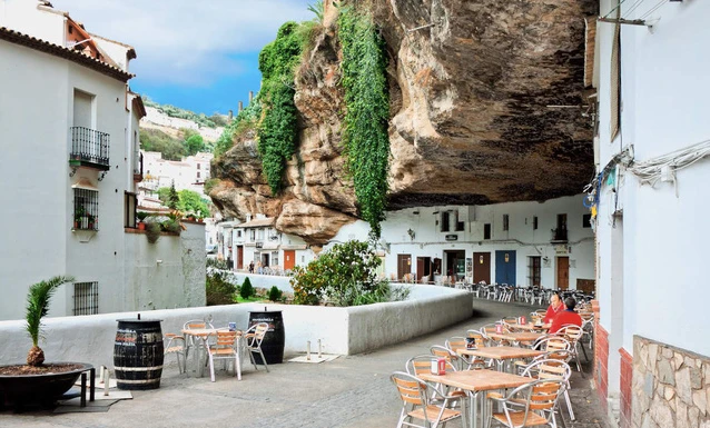 Kinh ngạc thị trấn có những ngôi nhà dưới phiến đá khổng lồ