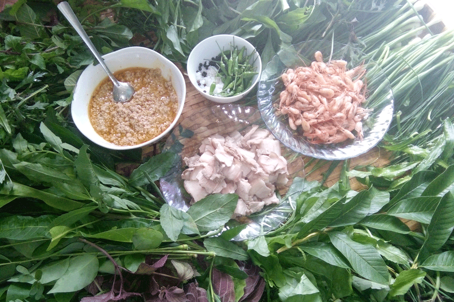 Sau đó, cho thêm một lát thịt heo, một miếng tôm, vài sợi bì lên trên. Nhất định phải bỏ thêm muối hạt và hạt tiêu nữa mới đủ vị. Còn ớt chỉ thiên thì nên ăn riêng nếu ai thích vị thơm cay nồng của nó.