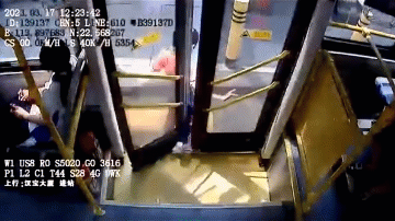 Kinh hoàng bé gái bị xe buýt kéo lê vì kẹt chân vào cửa Kinh hoang be gai bi xe buyt keo le vi ket chan vao cua