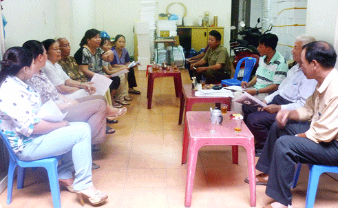 Chưa dừng lại ở đó, hoa hậu quý bà tiếp tục dùng thủ đoạn tinh vi, lấy cớ mượn giấy tờ đi sao y, rồi tiếp tục chuyển tên các lô đất từ tên người con trai đầu, sang cho người con trai thứ hai. Từ đó, người con trai thứ hai của bà Nga lại mang đi thế chấp, vay tiền từ ngân hàng… Trong ảnh là các hộ dân mua nền đất từ bà Nga đến giờ vẫn chưa nhận được giấy tờ, đang trình bày bức xúc.