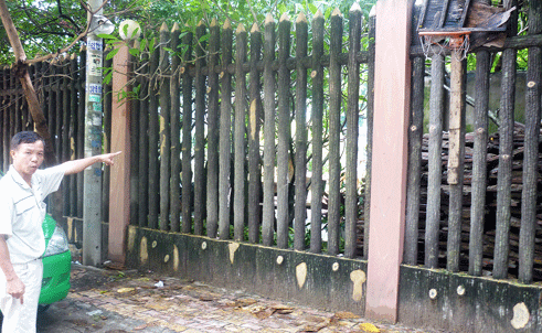 Cũng từ dự án “ma” này, bà Nga chuyển cho đứa con trai đầu của mình 7 lô thuộc khu đất, mà ngay trong bản vẽ có cả lô đất đã bán cho ông M. Rồi từ việc sang nhượng từ mẹ sang con kiểu “biến hóa” này, con trai bà Nga lại mang 7 lô đất đi thế chấp ngân hàng vay được 131 tỉ đồng, mặc dù các lô đất đều là “ảo”, nằm trong dự án “ma”.