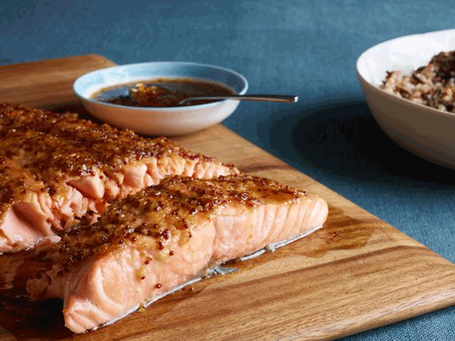 10. Thường xuyên ăn cá vào bữa tối làm giảm 19% nguy cơ mắc chứng mất trí nhớ. Nhiều bằng chứng cho thấy, cá là thực phẩm có tác dụng bổ não. Axit béo omega-3 (có trong các loại cá có dầu như cá hồi, cá thu và cá ngừ) có thể giúp bảo vệ các tế bào thần kinh trong não người và hạn chế viêm, có liên quan đến chứng mất trí nhớ.