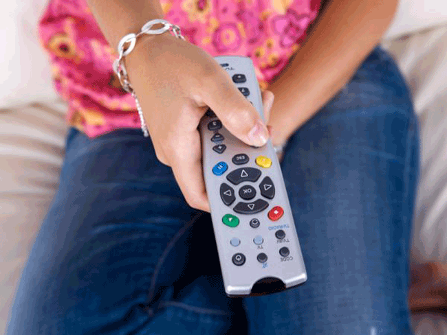 5. Hạn chế xem tivi: Một nghiên cứu của Úc đã phát hiện ra rằng, những người ít khi tiếp xúc với những ánh sáng tĩnh tại, chẳng hạn như xem TV, có vòng eo nhỏ hơn 16% so với những người có xu hướng lười vận động. Ngay cả hành động đơn giản là đứng dậy và đi bộ xung quanh trong 1 phút hoặc lâu hơn cũng đủ để tạo ra sự khác biệt, bất kể họ có lịch tập luyện đều đặn hay không.