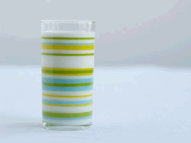 3. Uống sữa vào bữa sáng: Các nhà nghiên cứu cho biết những người uống sữa cảm thấy hài lòng hơn và ít có khả năng ăn quá nhiều trong bữa ăn tiếp theo.