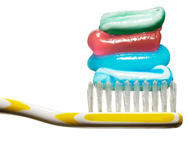 6. Chăm chỉ vệ sinh răng miệng có thể giảm 400% nguy cơ ung thư đầu và cổ. Thói quen này không chỉ giúp bạn có hàm rang sáng bóng, các nhà khoa học từ Viện từ Viện Ung thư Roswell Park ở Buffalo, NY cho thấy những người mắc bệnh viêm nha chu mãn tính có nguy cơ mắc ung thư đầu hoặc cổ cao gấp 4 lần (chiếm khoảng 5% trong số tất cả các khối u ác tính ở Hoa Kỳ), đặc biệt là trong miệng và cổ họng. Nguy cơ đã tăng lên ngay cả ở những bệnh nhân không bao giờ sử dụng thuốc lá. Bệnh nướu răng xảy ra khi vi khuẩn sống trong mảng bám nhiễm trùng nướu, vì vậy hãy chải răng và dùng chỉ nha khoa thường xuyên để ngăn ngừa sự tích tụ mảng bám.