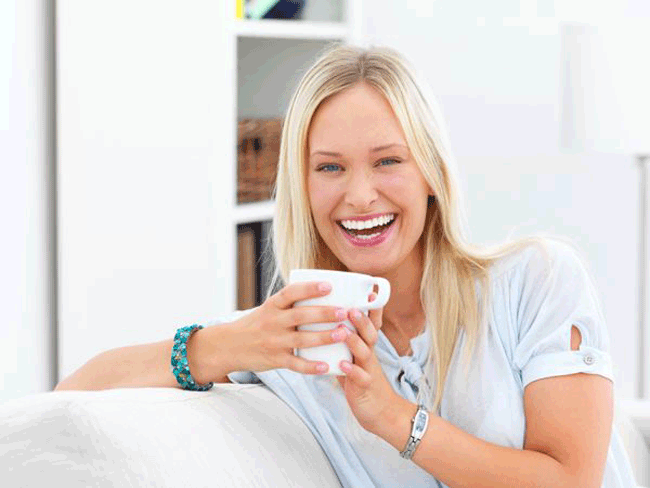 8. Cười nhiều có thể cải thiện 21% lưu lượng máu, rất tốt cho sức khỏe tim mạch. Một nghiên cứu gần đây của Đại học Texas tại Austin đã phát hiện ra rằng, những người cười nhiều sau khi xem 1 bộ phim hài đã làm tăng sự giãn nở của các mạch máu lên 1/5 trong tối đa 24 giờ; khi họ xem 1 bộ phim nghiêm túc và căng thẳng, các mạch máu thu hẹp 18%. (Các mạch máu bị thu hẹp có thể dẫn đến huyết áp cao). Cố vấn phòng chống bệnh, David Katz, MD, giám đốc Trung tâm nghiên cứu dự phòng thuộc Đại học Yale, cho biết, khi bạn vui vẻ, cơ thể bạn giải phóng các chất hóa học thần kinh tốt, có thể mang lại nhiều tác dụng tốt cho cơ thể.