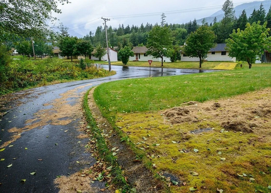 Thị trấn bỏ hoang ở Canada luôn sáng đèn đêm dù không người ở