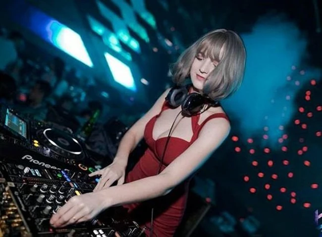 Nữ DJ Ukraine sở hữu vóc dáng nóng bỏng nhờ tập yoga