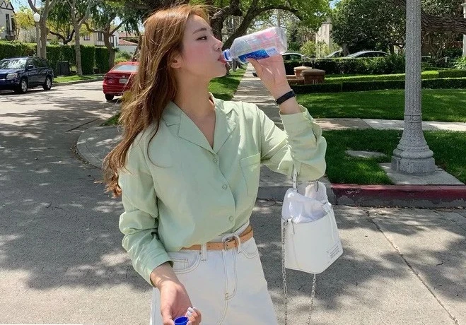 Cách phối trang phục màu xanh bạc hà thời thượng hợp tiết thu