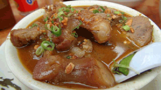 Đuôi cá sấu om: Nhà hàng Imperial tại Singapore có món khá nổi tiếng là đuôi cá sấu om. Để loại bỏ vị đắng hay gây của thịt cá sấu, các loại thảo mộc được thêm vào và thịt được nấu chín nhừ. Một số người còn cho rằng món này ăn cũng giống như gà hầm. Ảnh: Internet.