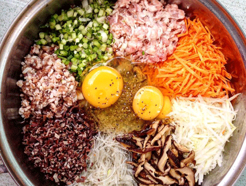 Những năm chiến tranh dù rất thiếu thốn nhưng mâm cơm ngày Tết cũng chưa bao giờ thiếu món nem rán. Nguyên liệu làm món nem rán gồm thịt lợn, hành tây, cà rốt, củ đậu, nấm hương, miến, mộc nhĩ, hành, trứng. Có thể cho thêm tôm hoặc thịt cua biển.