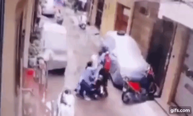 Video: Me phan ung cuc nhanh, cuop lai con gai 4 tuoi tu tay ke bat coc