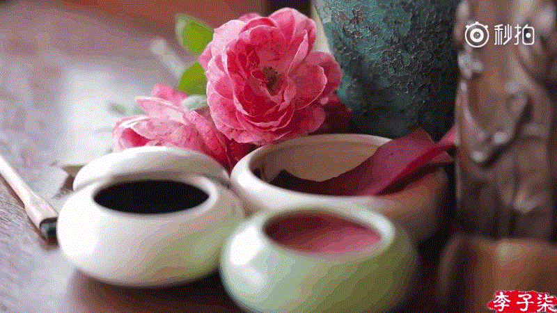 Sau đó, họ đun nước hoa hồng để chắt nước cốt. Cắt sẵn giấy bột ngâm vào nước cốt hoa hồng. Tiếp tục quét thêm 4-5 lớp nước hoa hồng lên giấy.
