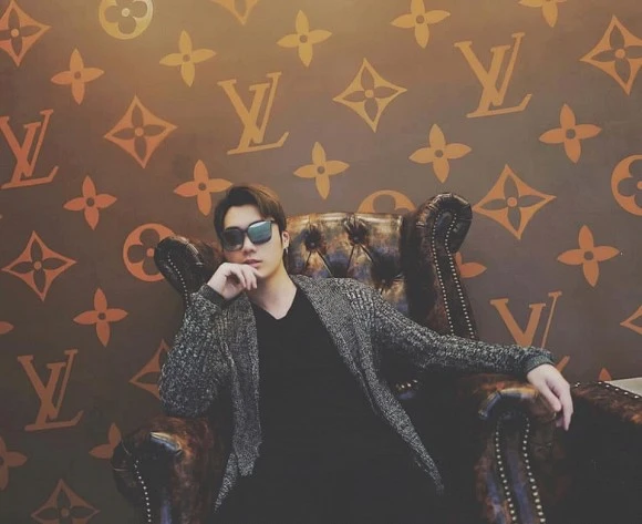 Rich kid trong “Người ấy là ai” ngoài đời ăn mặc sành điệu ra sao?