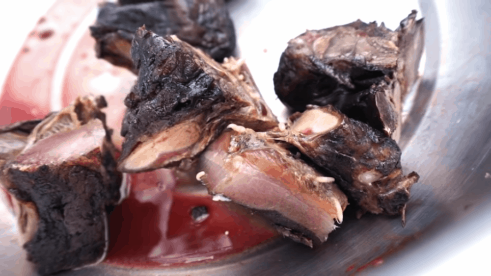 Món thịt lợn này có màu đen, khô cứng vì lên men lâu, lại có thêm những con giòi bò lúc nhúc, nhìn qua ai cũng lắc đầu vì cứ nghĩ rằng là thức ăn hỏng.