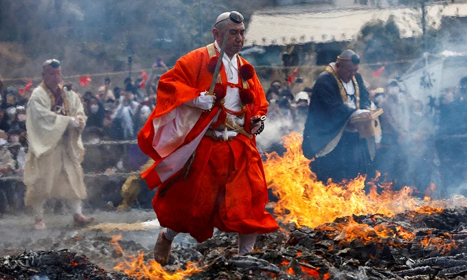 Rùng mình cảnh người dân Nhật đi chân trần trên lửa cầu may