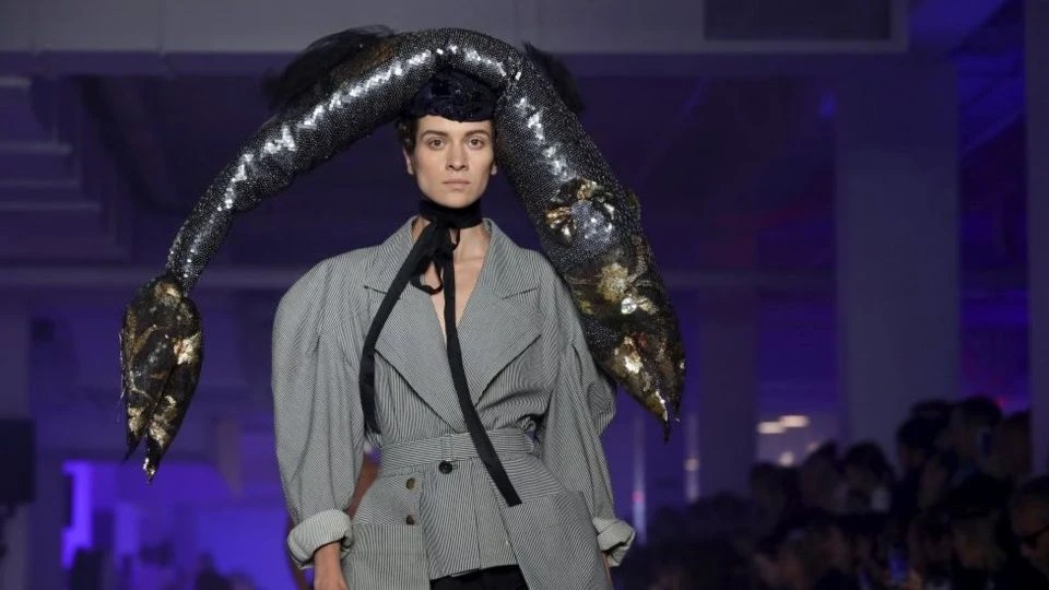 Ngán ngẩm với những phụ kiện kỳ quặc trên sàn diễn thời trang