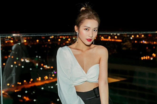 Bí quyết giữ eo thon chỉ hơn gang tay của hot girl Khả Ngân