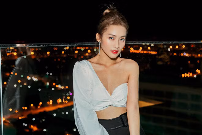 Bí quyết giữ eo thon chỉ hơn gang tay của hot girl Khả Ngân