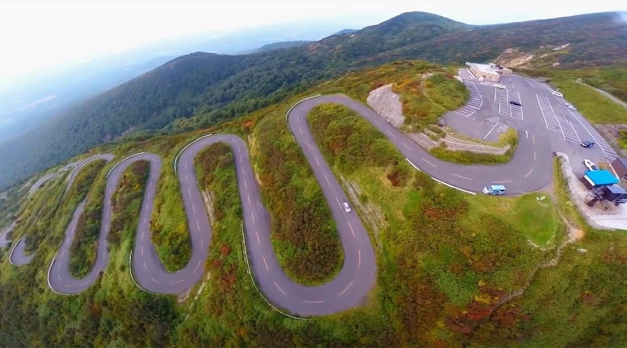 Nghẹt thở với cung đường ngoằn ngoèo đến chóng mặt ở Nhật Bản