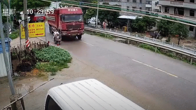 Video: Me cho con hut chet duoi banh xe tai vi roi trung diem mu