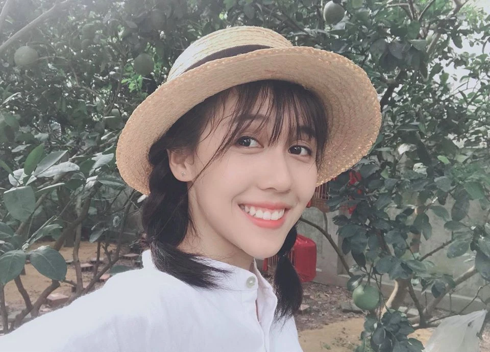 Gu thời trang trẻ trung, nhí nhố của “Thánh nữ nhạc chế” Hậu Hoàng