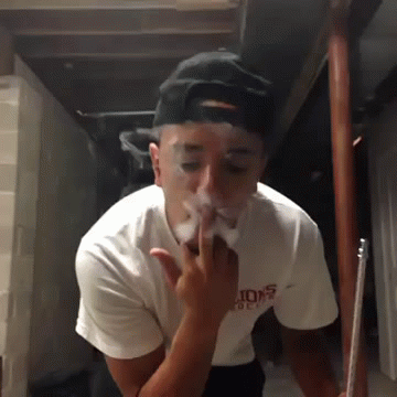 "Thánh" nhả khói.