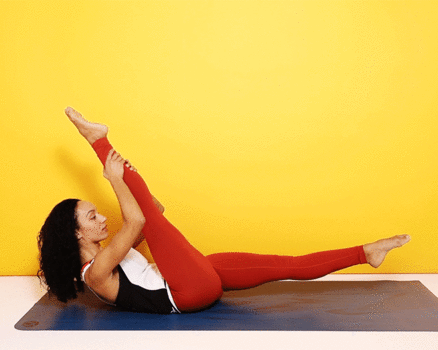 Bài tập số 7. Teaser: Chuẩn bị ở tư thế nằm ngửa, hai tay duỗi bên hông, lòng bàn tay úp xuống. Nâng hai chân lên cao và vẫn chụm lại sao cho hai dóng chân song song với mặt sàn. Duỗi thẳng chân để bạn có thể chạm tay vào bàn chân và nâng đầu với vai khỏi tấm thảm. Cố gắng tạo thành chữ V giữa phần thân và hai chân. Giữ nguyên tư thế 5 nhịp thở và sau đó tiếp tục.