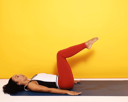 Bài tập số 6. Scissor Kick: Chuẩn bị ở tư thế nằm ngửa. Nâng cao chân phải vuông góc với sàn. Lấy tay kéo chân phải chạm tới mặt và nâng đầu lên cao. Chân trái hơi nâng để thẳng và không chạm sàn. Sau đó đổi chân và lặp lại. Chân trái vuông góc với sàn, lấy tay kéo chân trái chạm mặt, nâng đầu lên cao và chân phải hơi nâng để thẳng, không chạm sàn. Tiếp tục đổi như vậy tới hết bài.