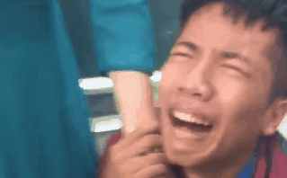 Bi co giao thu dien thoai, nam sinh quy goi khoc loc “van xin“