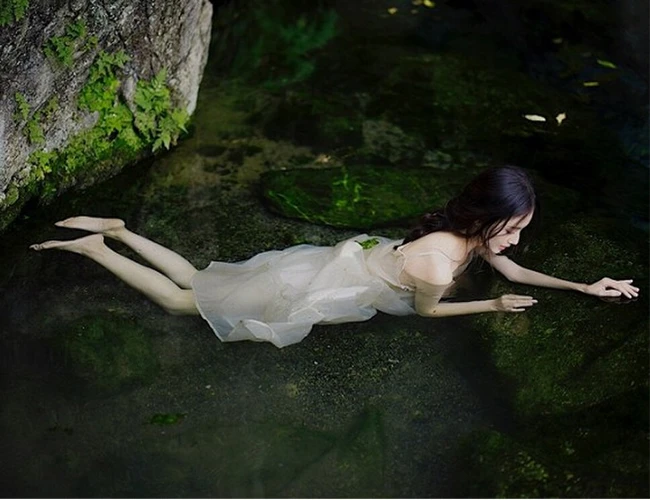 “Xịt máu mũi” với thời trang nóng bỏng của “nữ thần tắm suối” xứ Trung