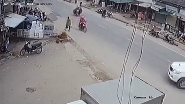 Video: Tránh ô tô sang đường đột ngột, tài xế xe tải bẻ lái gây thán phục