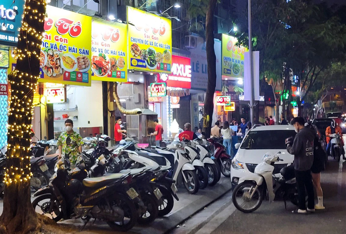 Nhìn lại gần 1 năm 'cuộc chiến' giành vỉa hè cho người đi bộ ở Hà Nội