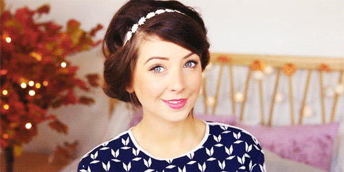 Với lượng theo dõi lên tới 10 triệu người trên Youtube, Zoe Sugg (hay còn được biết đến với tên gọi Zoella) nhanh chóng giàu có bằng cách kiếm tiền nhờ Youtube. Cụ thể, theo tờ The Sunday Times, chỉ trong vòng 1 tháng, cô nàng người Anh có thể kiếm được 50.000 bảng Anh (tương đương gần 1,6 tỷ đồng).