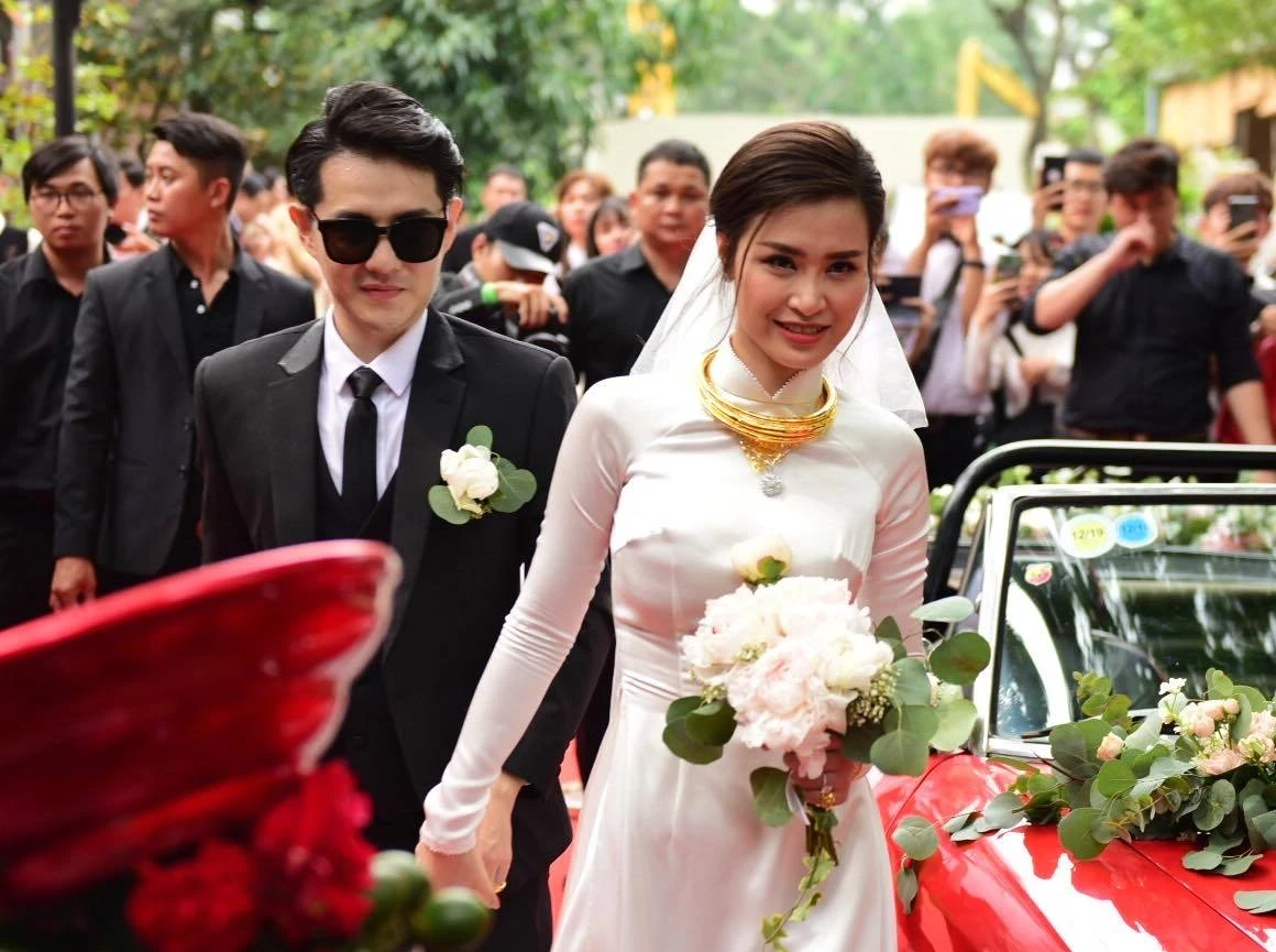 Những bộ áo dài trắng trong lễ ăn hỏi siêu đẹp của Đông Nhi và các sao Việt