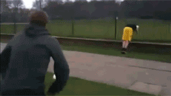 Bóng anh đập mặt anh.