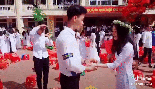 Nam sinh 'ca gan' hon crush ngay giua san truong sau le be giang