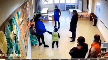 Nguoi dan ong tat nga be trai mam non trong lop gay phan no