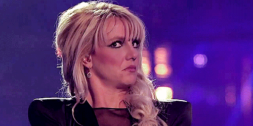 Britney Spears mặt làm "ngơ".