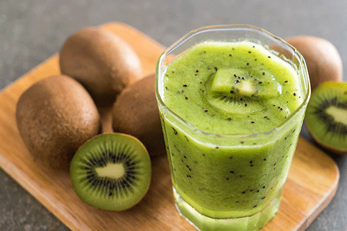 Nước ép kiwi: Ít người biết rằng, lượng vitamin C có trong kiwi còn cao hơn các loại quả “trứ danh” như cam, bưởi... Vitamin C có thể rút ngắn thời gian của sự nhiễm lạnh và ngăn ngừa bệnh tật, do vậy bạn nên uống nước ép kiwi mỗi ngày để có một sức khỏe tuyệt vời.