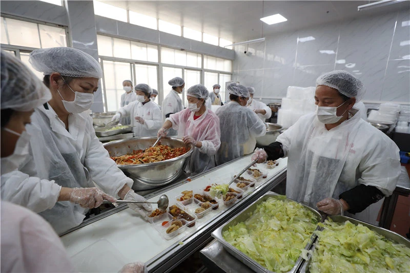 “Đột nhập” nhà bếp nấu 20.000 suất ăn cho bệnh nhân nhiễm COVID-19 Vũ Hán