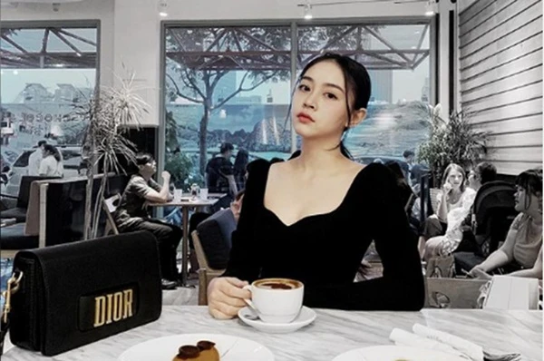 Tiểu thư trường RMIT sở hữu gu ăn mặc cực sang chảnh