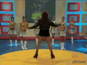 Lăn lộn trên sân khấu.