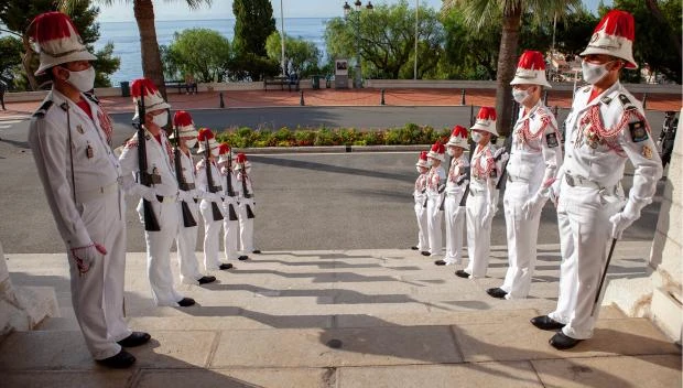 Bí mật bất ngờ về đội cận vệ của Hoàng gia Monaco