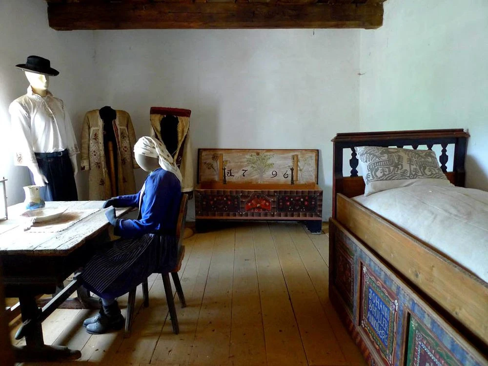 Ngôi làng kỳ lạ nơi người dân không biết đi, chỉ biết bò