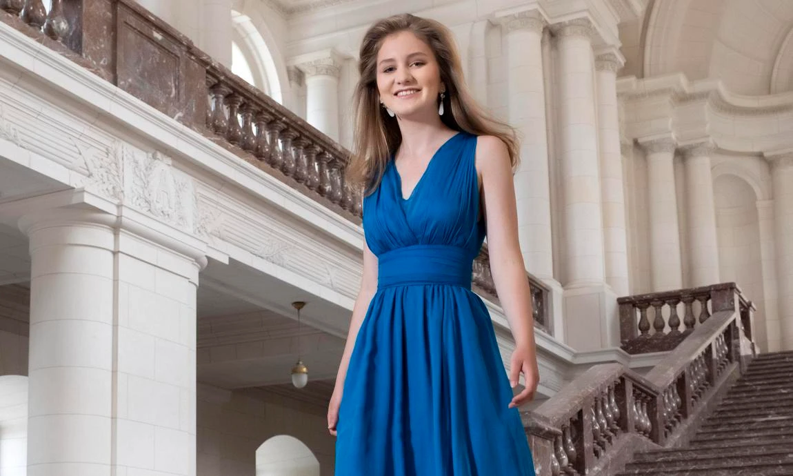 Mê mẩn phong cách thời trang hoàng tộc của Công chúa Bỉ vừa tròn 18 tuổi